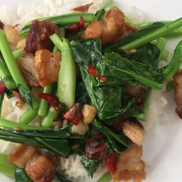 ข้าวคะน้าหมูกรอบ
