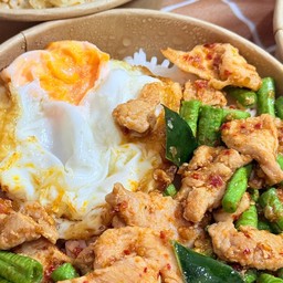 ข้าวผัดพริกแกงหมูชิ้น