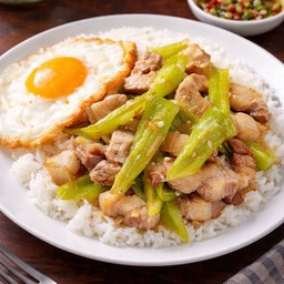 ข้าวผัดพริกหยวกหมูสามชั้น