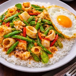 ข้าวผัดพริกแกงปลาหมึก