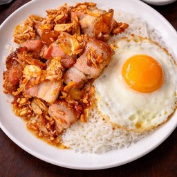 ข้าวหมูกรอบทอดกระเทียม
