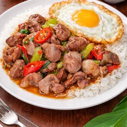 ข้าวผัดพริกหยวกเครื่องในไก่