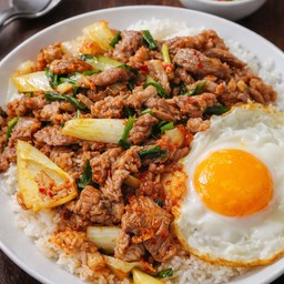 ข้าวผัดพริกเผาเนื้อ
