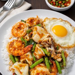ข้าวผัดพริกแกงทะเล