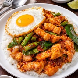 ข้าวผัดพริกแกงหมูสามชั้น