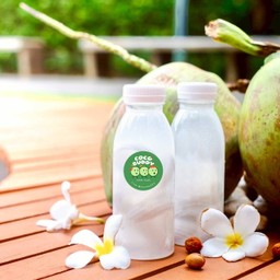 น้ำมะพร้าวน้ำหอมสดผสมเนื้อ 100% คัดพิเศษ (Nam Hom Coconut Water with flesh 100%)