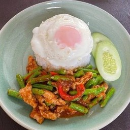 ข้าวหน้าผัดพริกแกงหมู