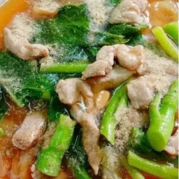 ราดหน้าหมูนุ่มน้ำใสไฟแดงแสนอร่อย