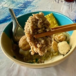 ก๋วยเตี๋ยวลูกชิ้นปลาราชวัตร นายโจ้