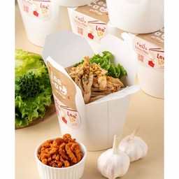 หมี่ไก่กระเทียม พร้อมน้ำพริกหมูกระจก