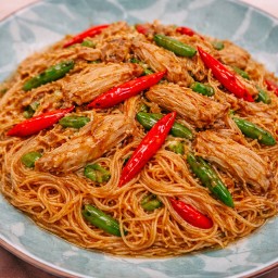 เส้นผัดพริกสดไก่ฉีก (ใส่ถุง)
