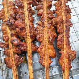 ไก่ย่างบ้านแคนข้างทางรถไฟ