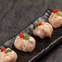 ลูกชิ้นกุ้งปั้นสด 4 ชิ้น