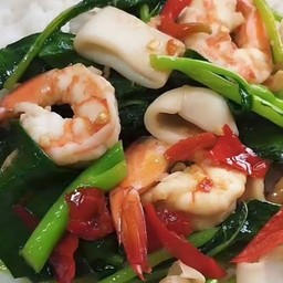 ผัดคะน้า กุ้งหมึก ราดข้าว