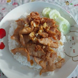 ข้าวหมูกระเทียม