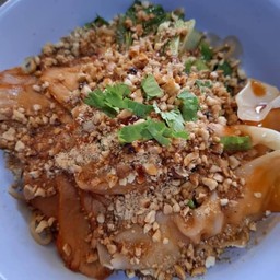 ชายสี่บะหมี่เกี๊ยวหมูแดง
