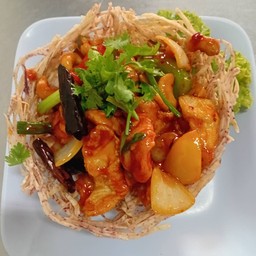 ไก่ผัดเม็ดมะม่วงตะกร้าเผือก
