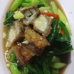 คะน้าฮ่องกงหมูกรอบ