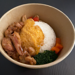 ข้าวสะโพกไก่แม็กกี้ไข่เจียว