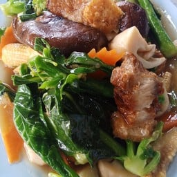 ผัดผักรวมหมูกรอบ