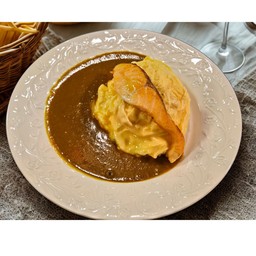 ข้าวไข่ข้นแกงกะหรี่ + แซลมอนย่าง