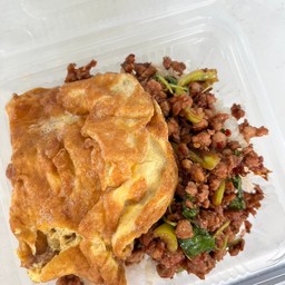 กะเพาหมูสับราดข้าวไข่เจียว