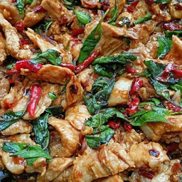 ข้าวราดกะเพราหมูสไลด์ Rice topped with sliced pork and basil