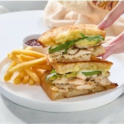 แซนด์วิชไก่ย่างและอโวคาโด