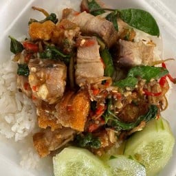 หอมกะเพรา หมูกรอบ