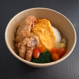 ข้าวสะโพกไก่สมุนไพรไข่เจียว