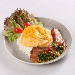 .ข้าวกะเพรา เบค่อนรมควัน ไข่นุ่ม.