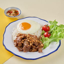 .ข้าวหมูกระเทียม ไข่ดาว.