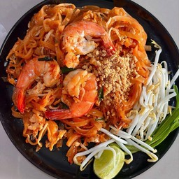 ผัดไทยเส้นจันท์ มันกุ้ง กุ้งสด ใส่ไข่