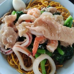 ร้านเจ๊หมวยราดหน้ายอดผัก 2