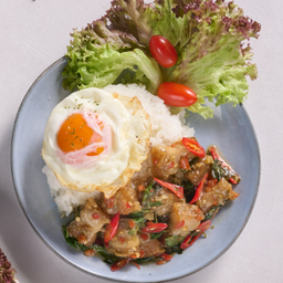 .ข้าวกะเพรา หมูกรอบ ไข่ดาว.