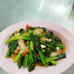 คะน้าหมูกรอบ
