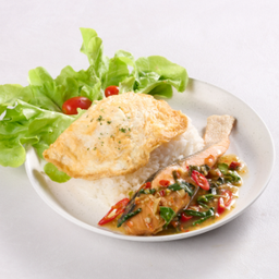 .ข้าวกะเพรา ปลาแซลมอน ไข่เจียว.