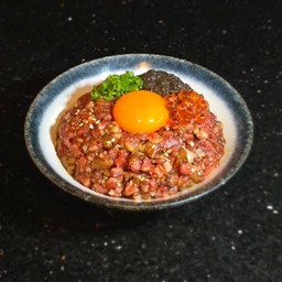 LM22. Japanese Wagyu Yukke & Ikura ข้าวหน้าวากิวญี่ปุ่นสับคลุกซอสยุเกะและไข่ปลาแซลมอน