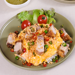 .ข้าวไข่นุ่ม หมูกรอบพริกเกลือ.