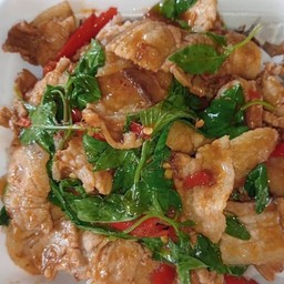 กระเพราหมูชิ้นราดข้าว