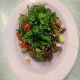 ไข่เยี่ยวม้ากระเพรากรอบ