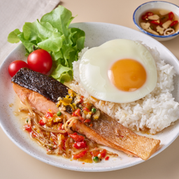 .ข้าวปลาแซลมอนผัดฉ่า ไข่ดาว.