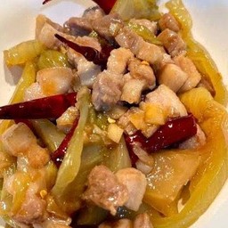 หมูสามชั้นผัดผักกาดกระป๋องราดข้าว
