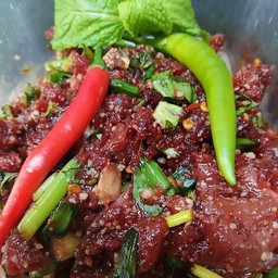 ก้อยเนื้อหั่นเล็กๆใส่เลือดนิดๆขมๆๆ.รสจัดแบบอีสาน