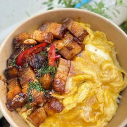 ข้าวกะเพราหมูกรอบไข่ข้น