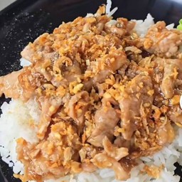 หมูทอดกระเทียมราดข้าว