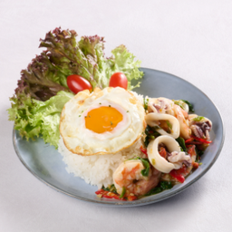 .ข้าวกะเพรา รวมมิตร ไข่ดาว.