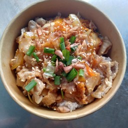 ข้าวหน้าหมูสามชั้นผัดซอสญี่ปุ่น