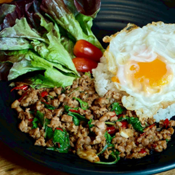 .ข้าวกะเพรา หมูสับ ไข่ดาว.