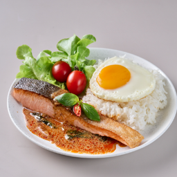 .ข้าวปลาแซลมอน ผัดพริกเผาไข่ดาว.